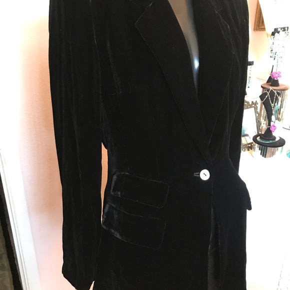 French silk and rayon authentic velvet blazer with superior tailoring. - Picture 3 of 5